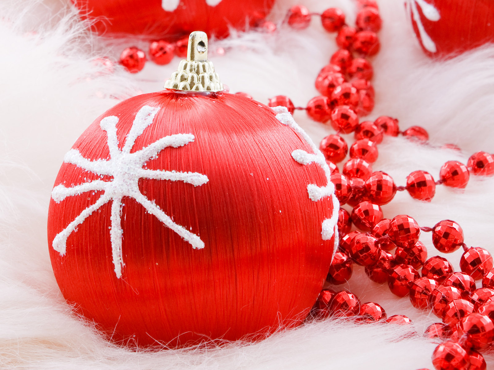 Праздничные игрушки