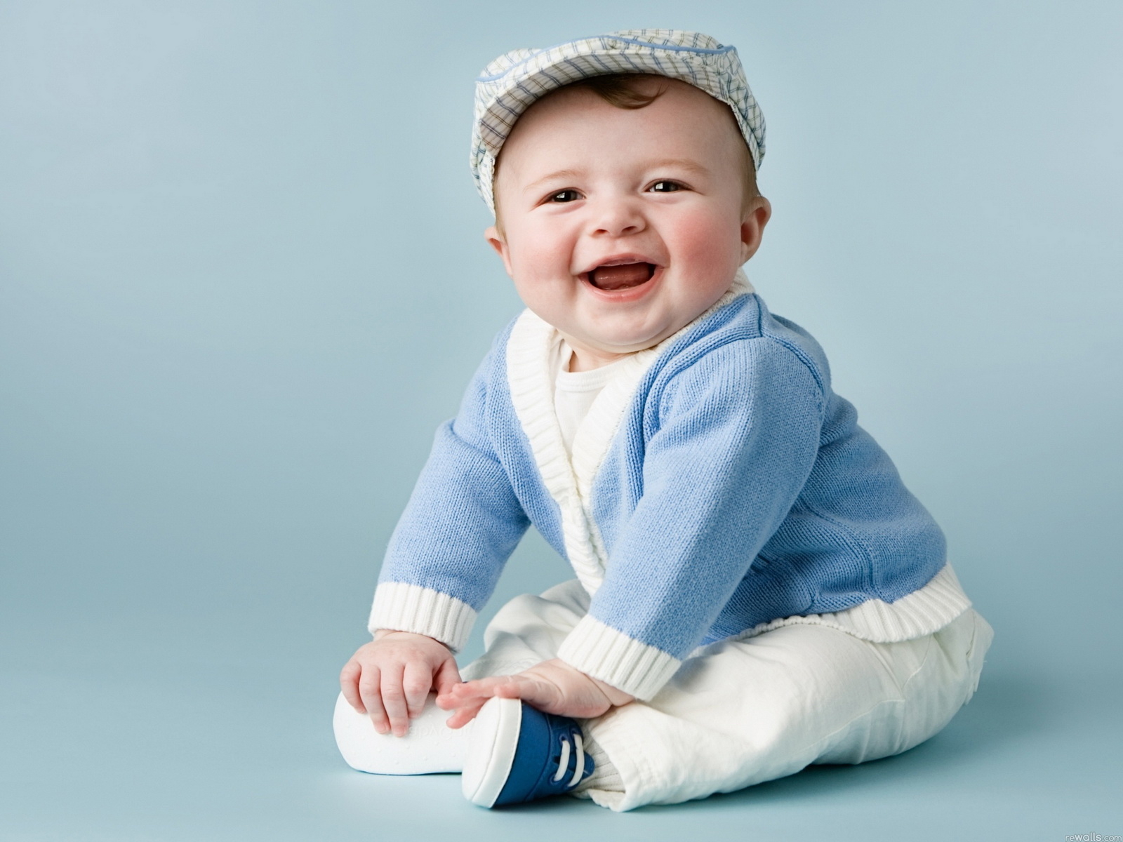 Улыбающийся малыш