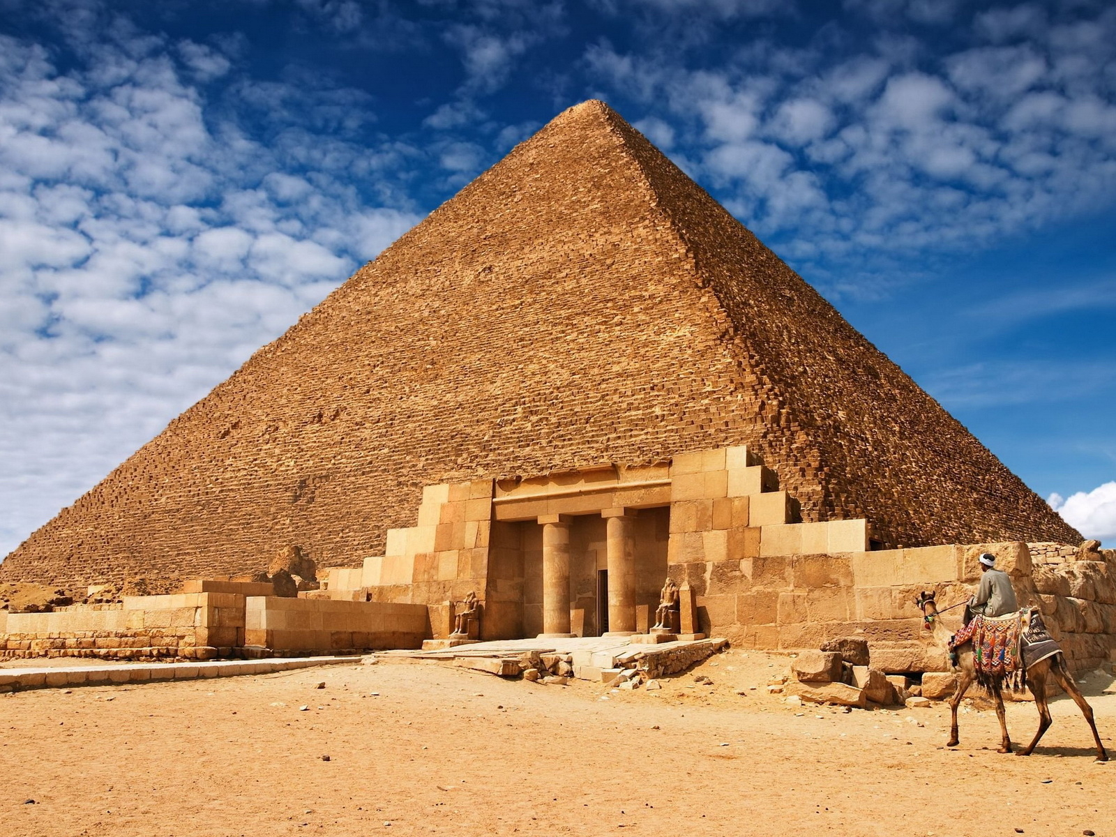 Пирамида в пустыне