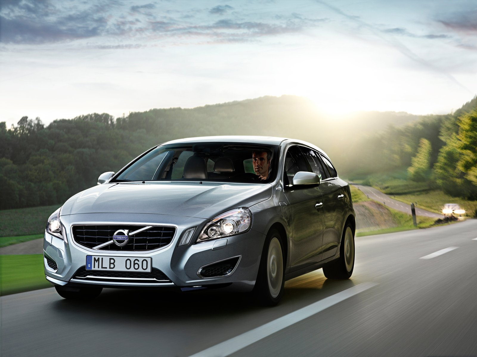 new Volvo-V60 Hybrid
