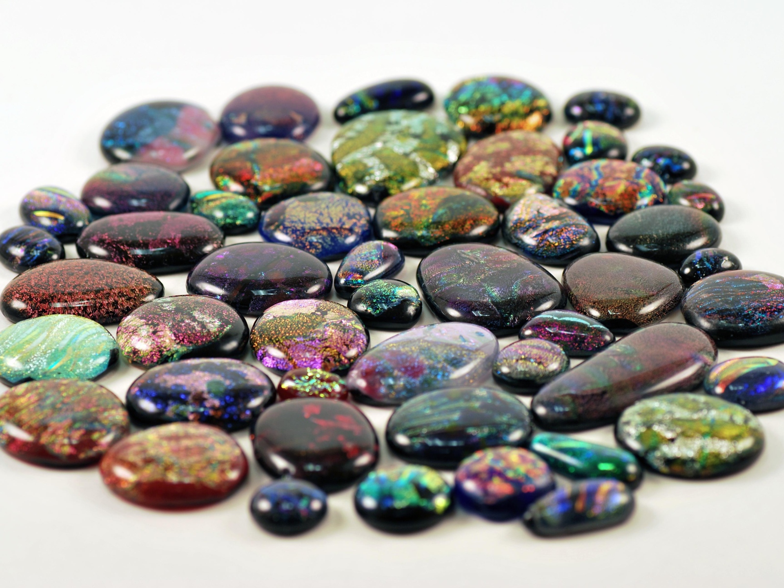 Перламутровые камни