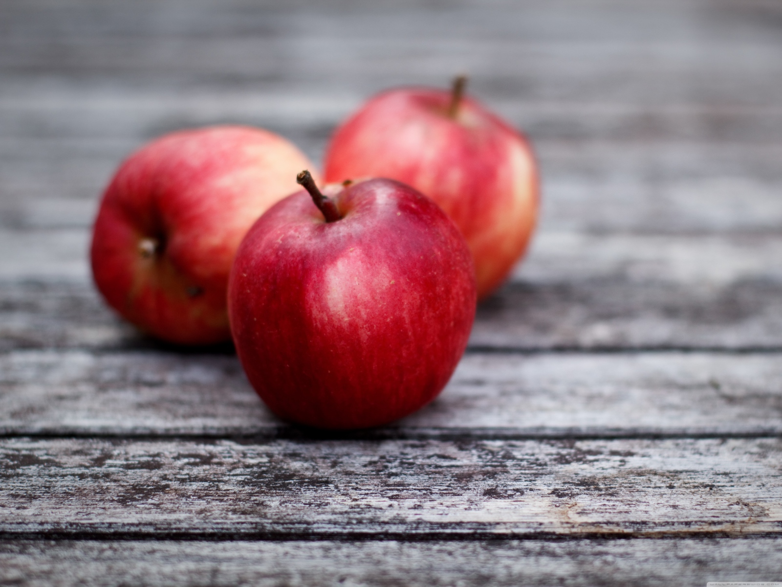 Три яблока