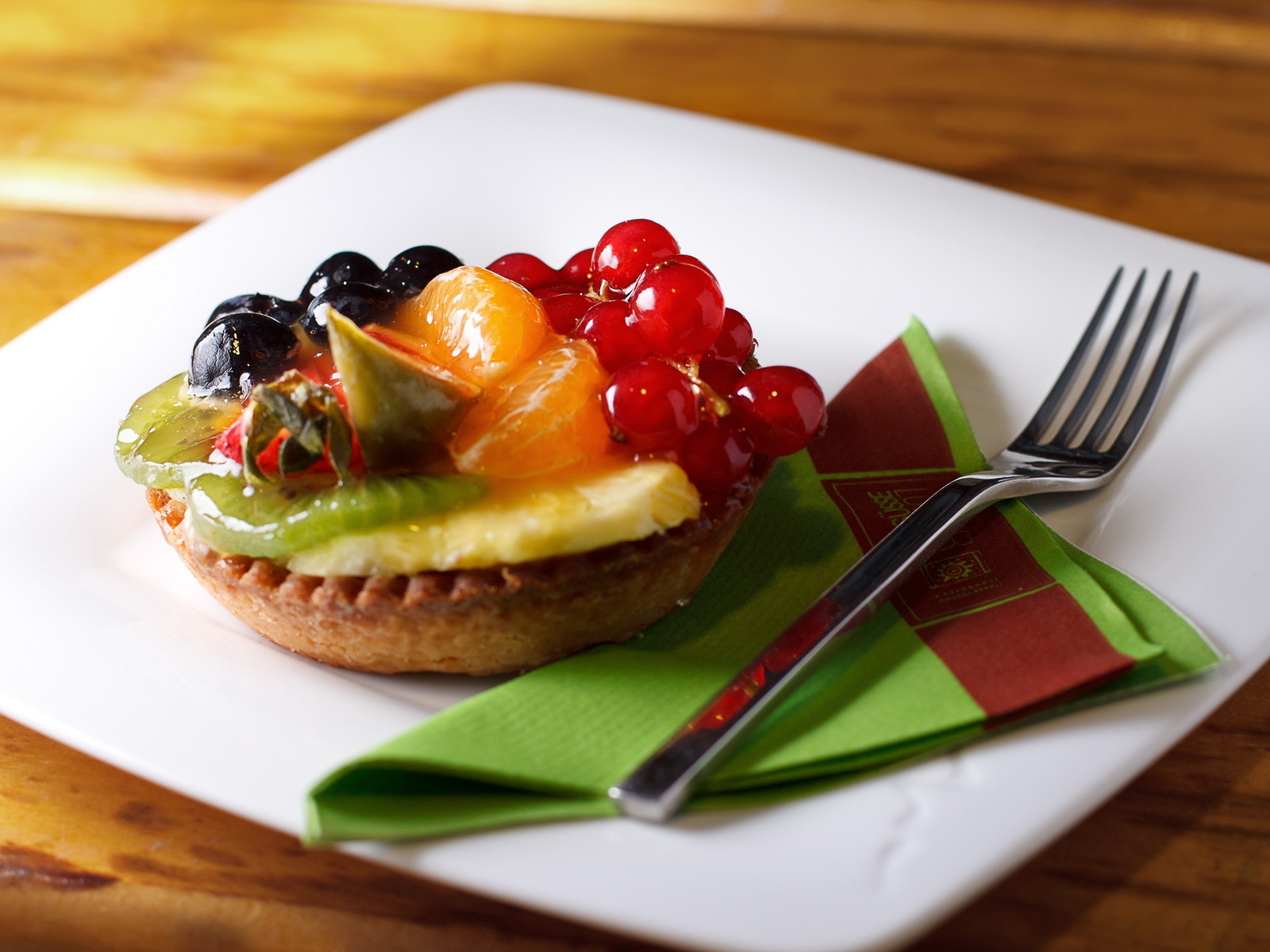 Фруктово-ягодное пироженое