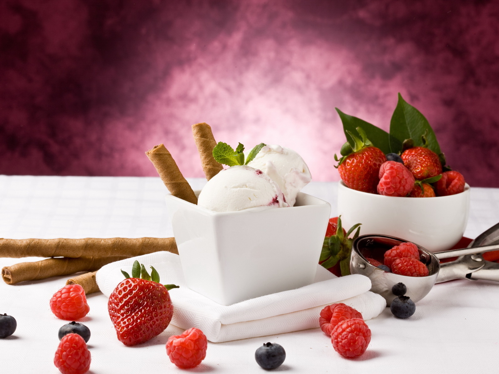 Мороженое и фрукты