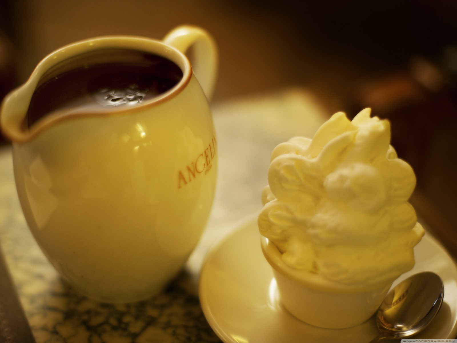 Горячий шоколад и пирожное