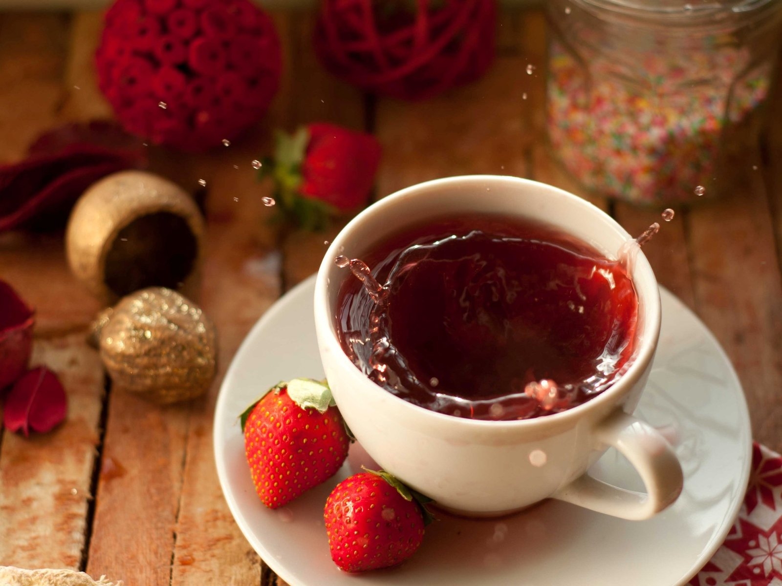 Чай с клубникой
