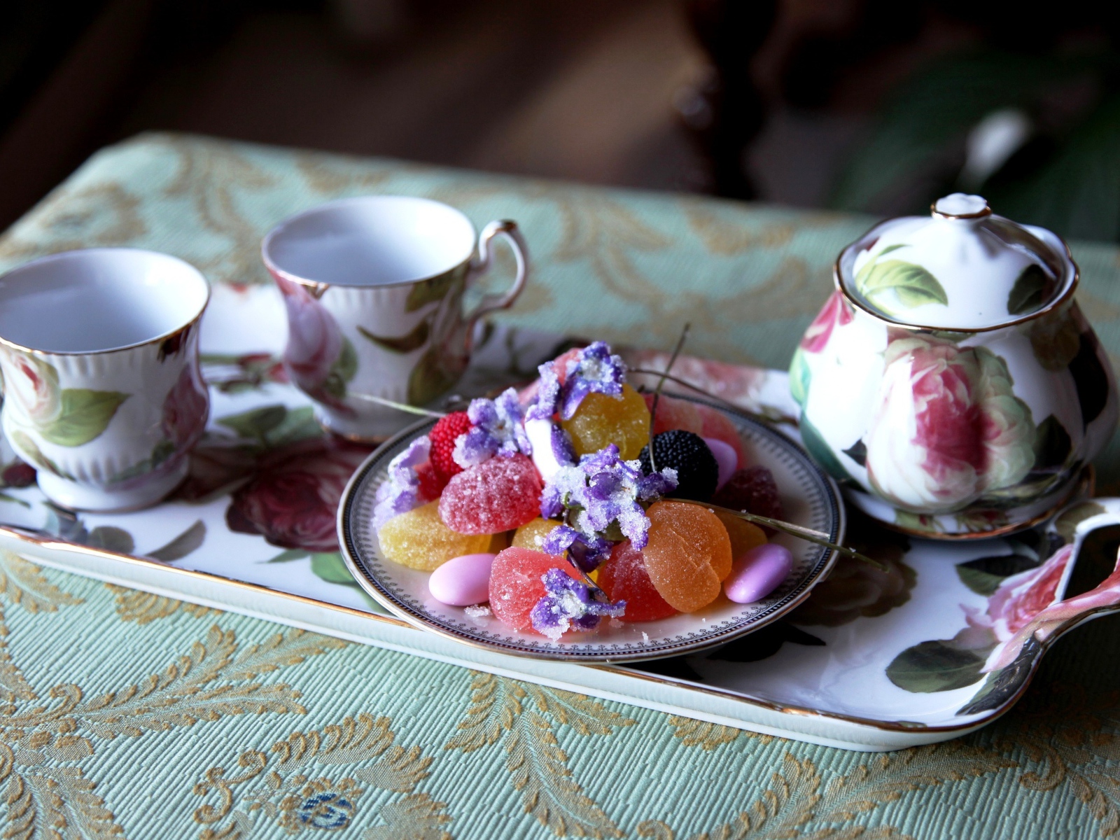 Сладости на подносе