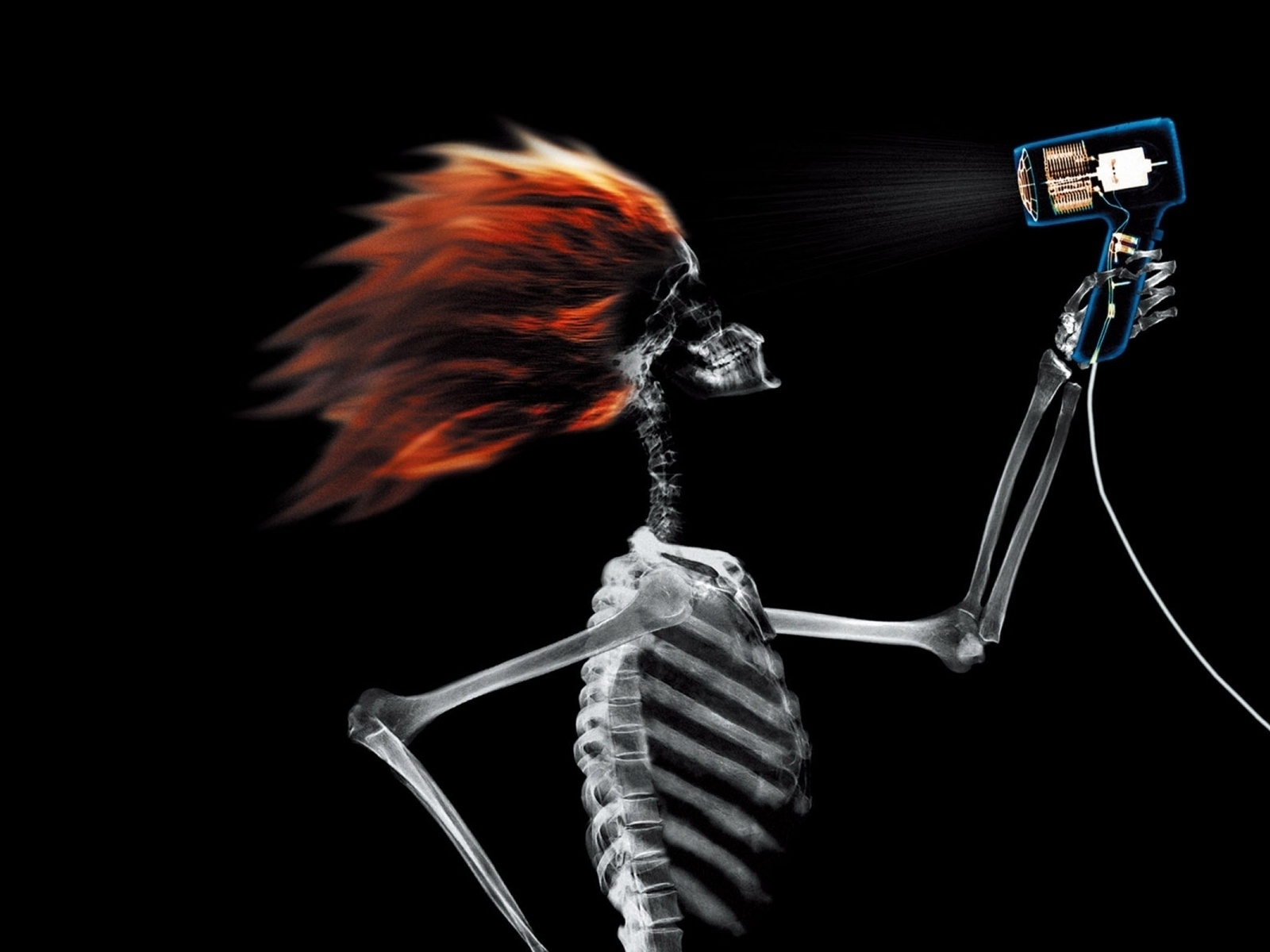 Девушка с феном