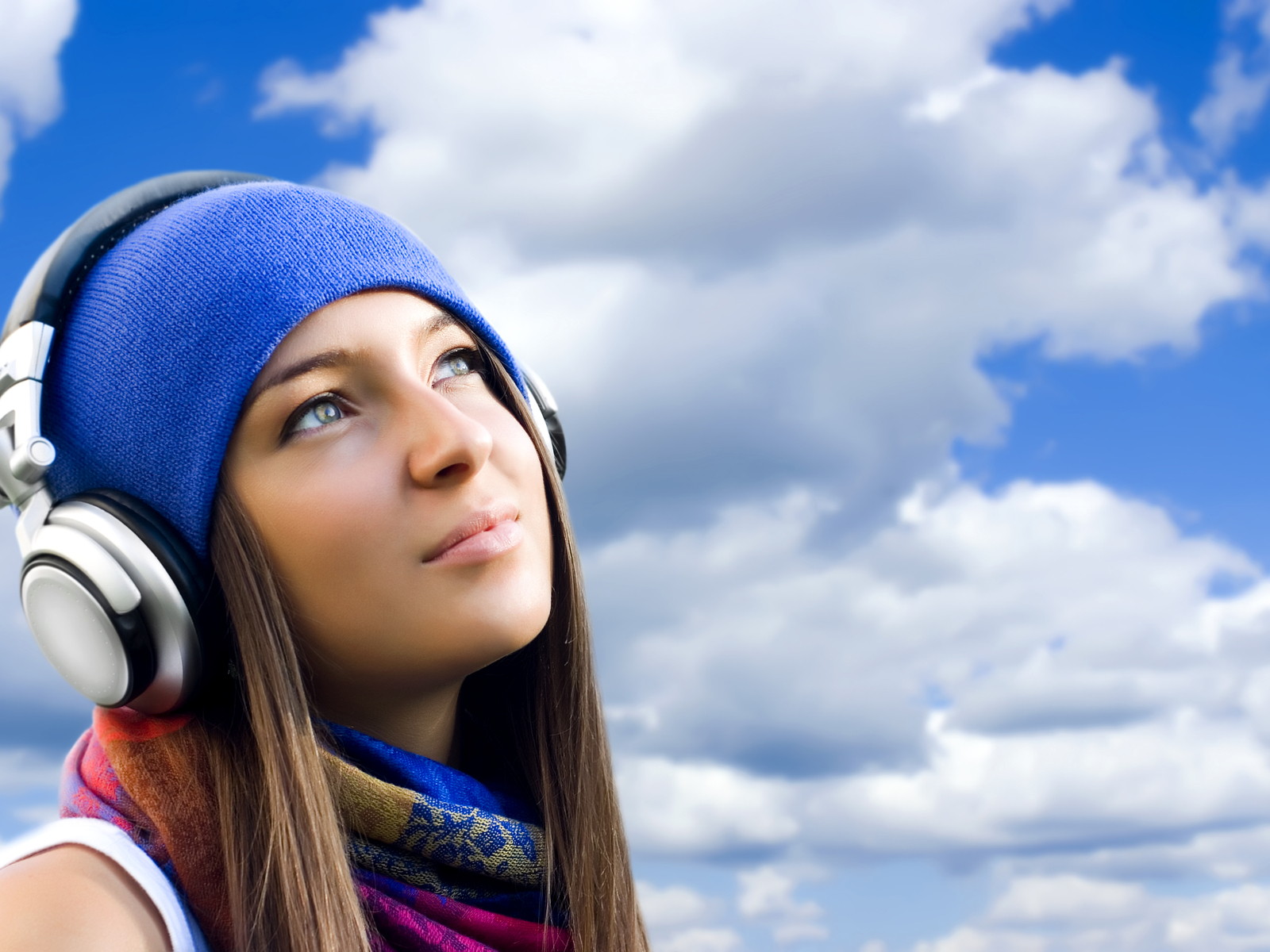 Девушка с наушниками