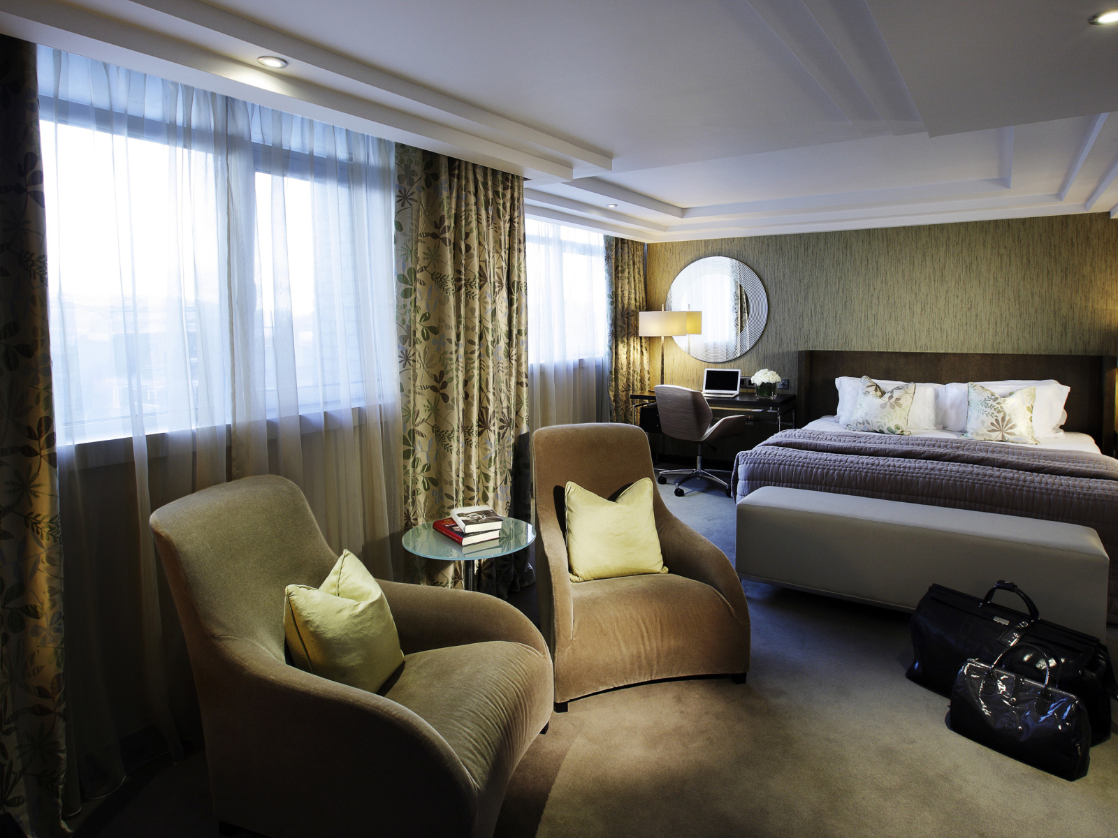 Бежевый интерьер спальни