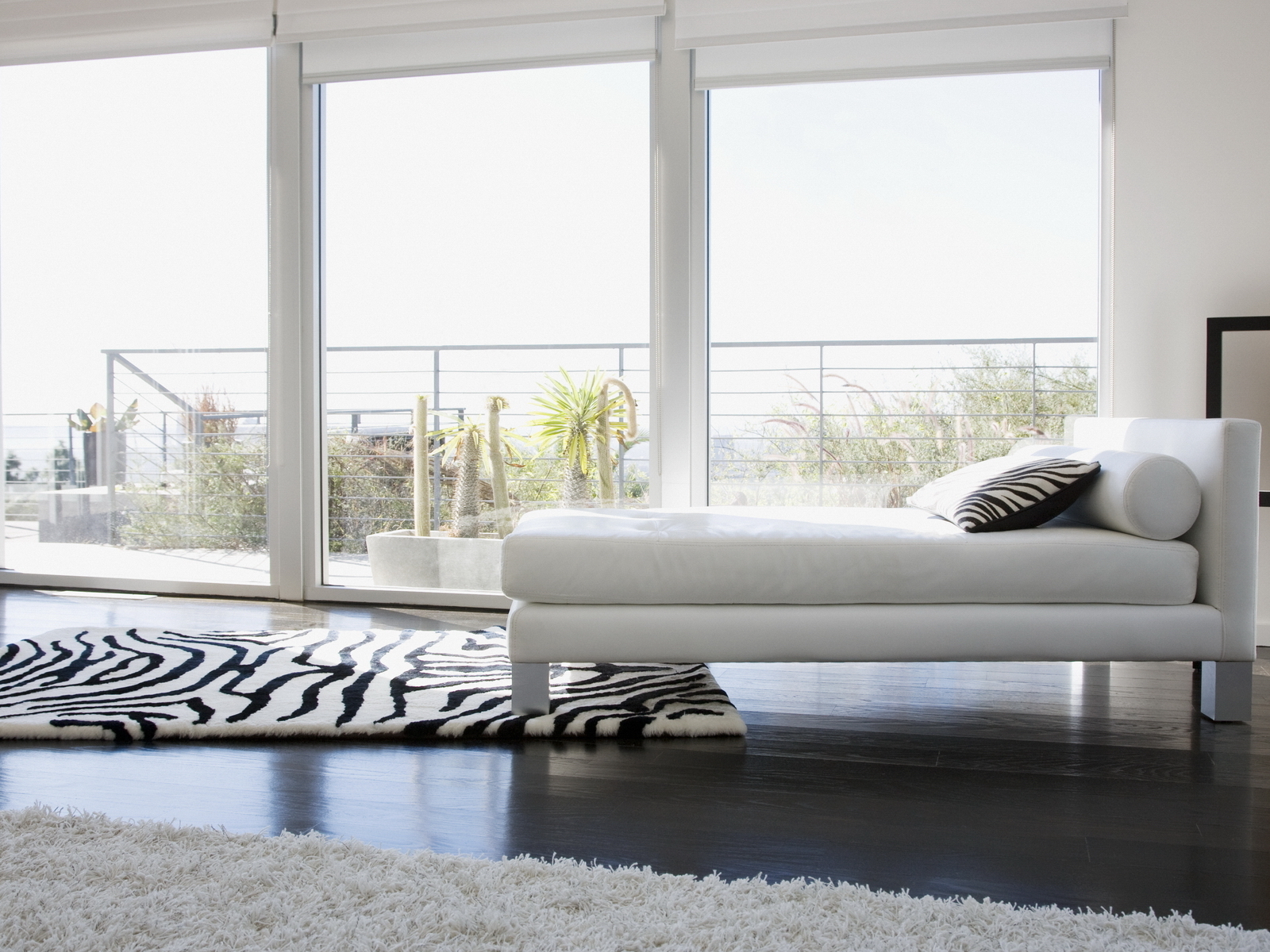 Белая спальная комната