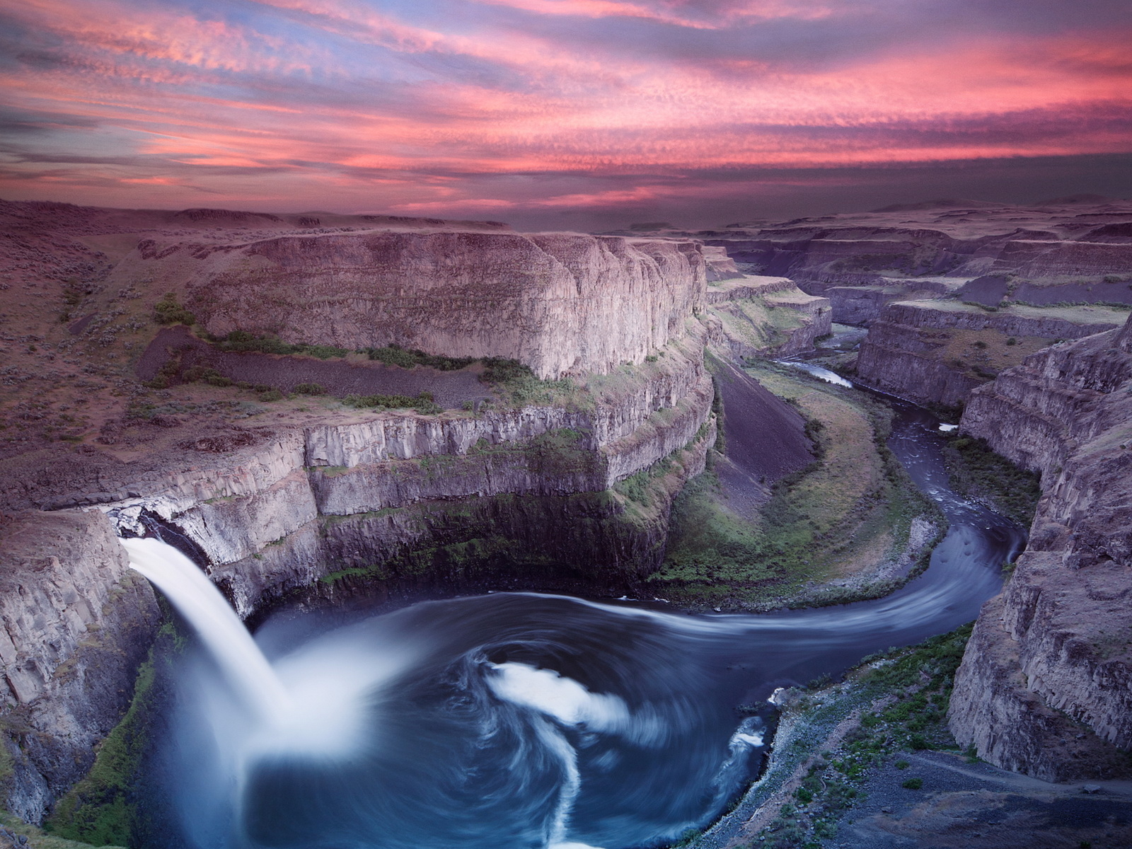 Река в каньоне