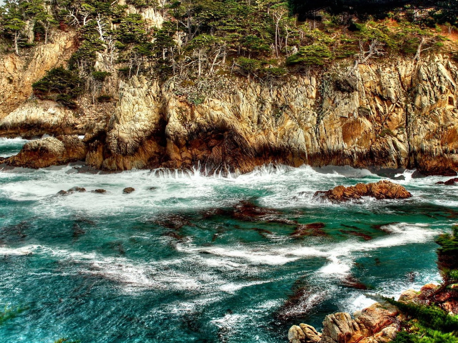 Скалы на берегу