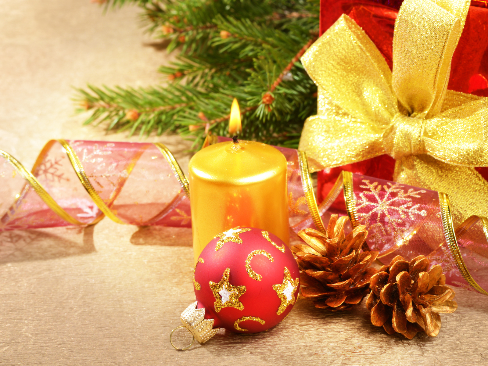 Новогодняя свеча у елки