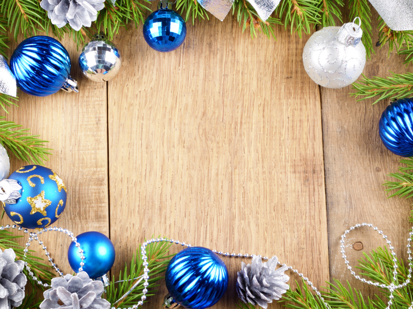 Новогодние шишки и бусы