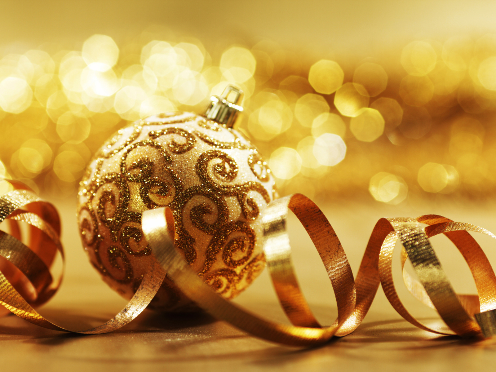 Золотой новогодний шарик