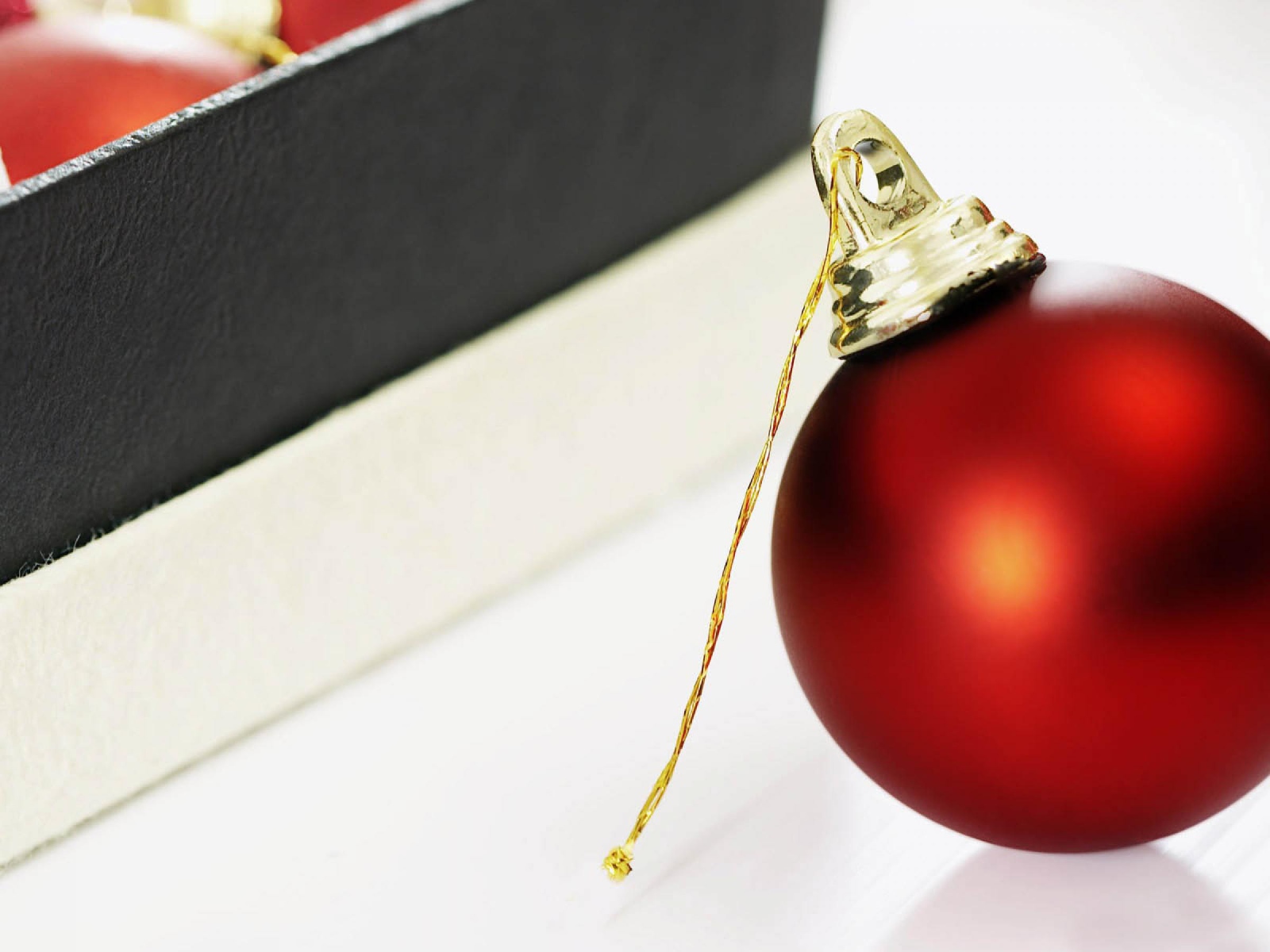 Красный шар для елки