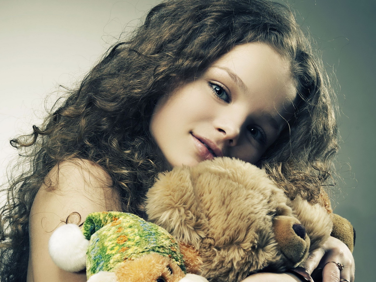 Девочка с игрушками