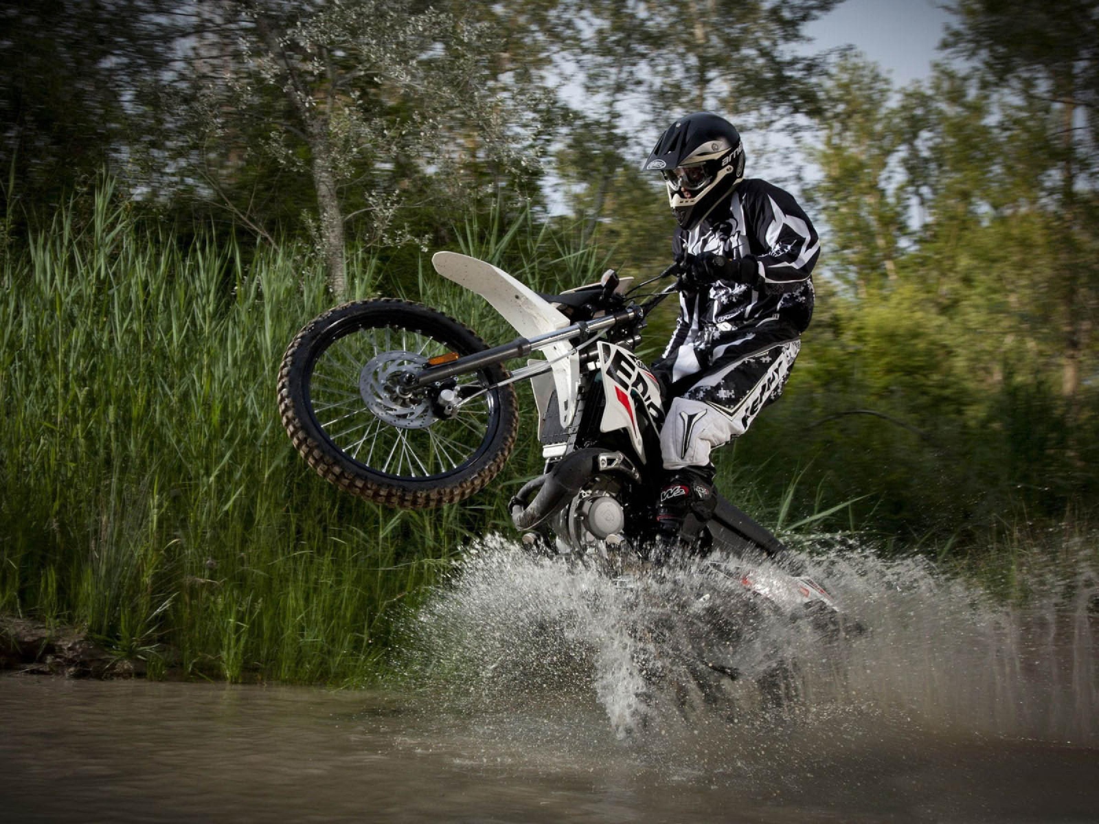 Мотоциклист в воде