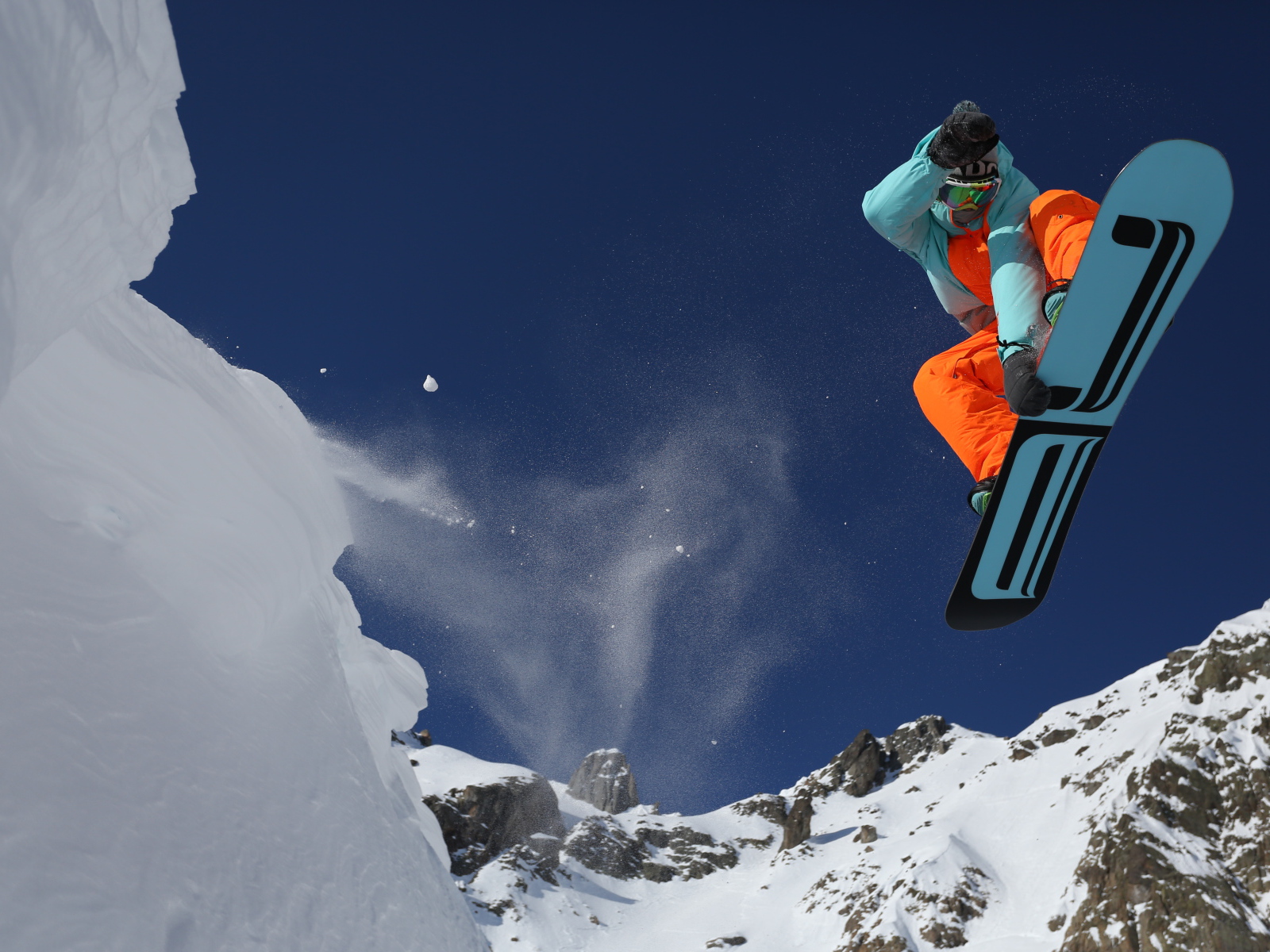 Сноубордист в горах