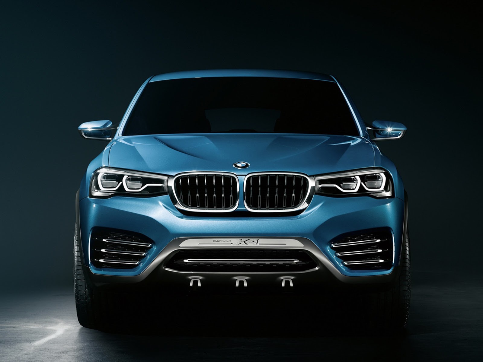 BMW X4 кроссовер на темном фоне