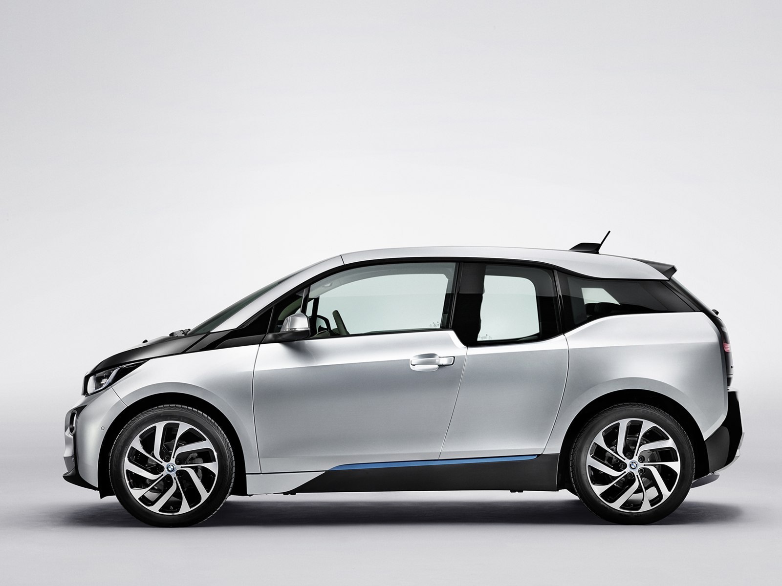 Серебряная BMW i3 со стороны