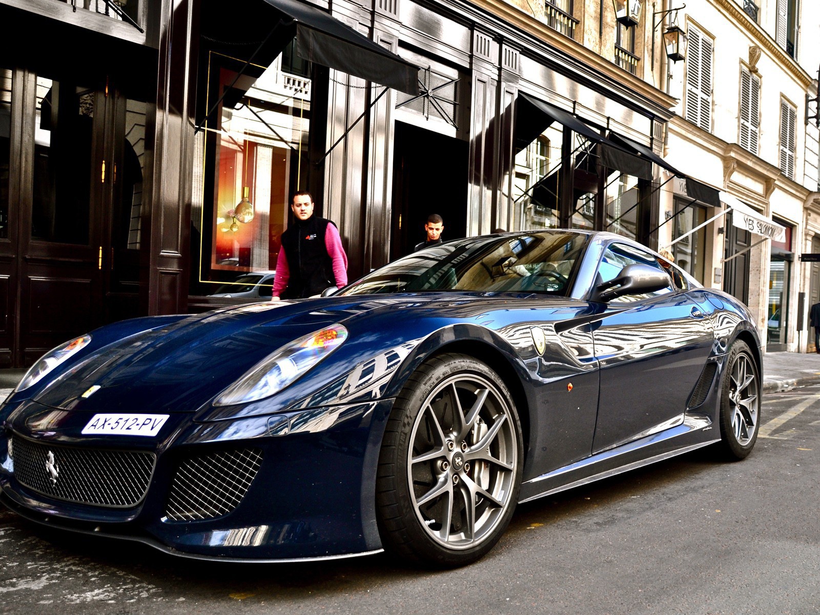 Автомобиль Феррари синий