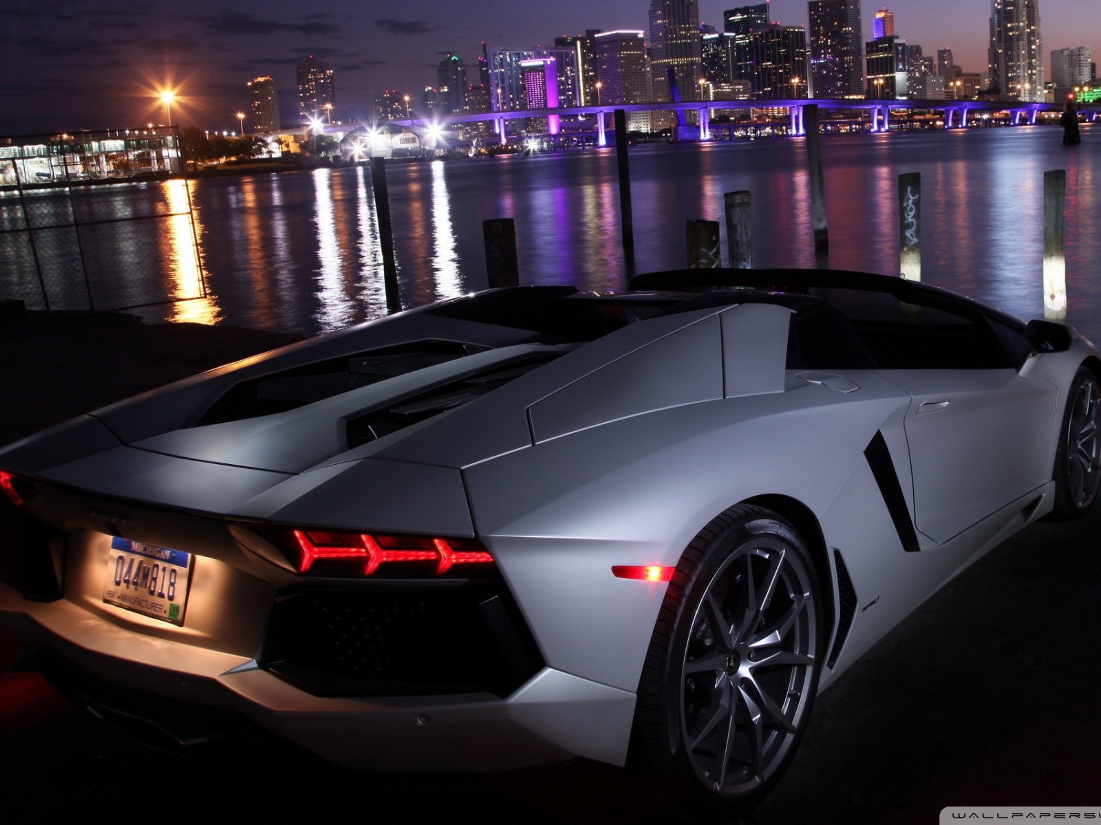 Ламборджини на берегу моря