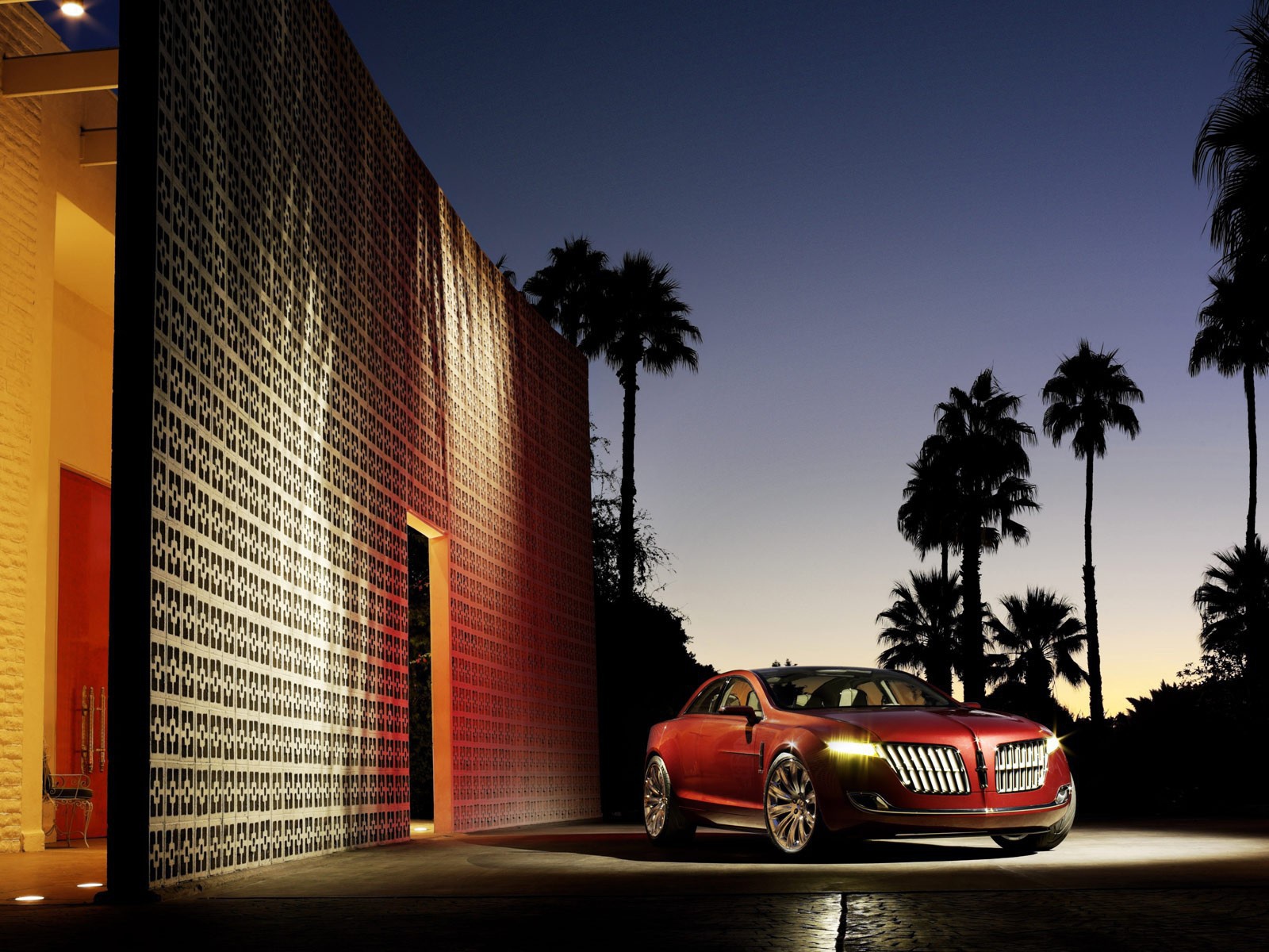 Автомобиль Линкольн в вечернем свете