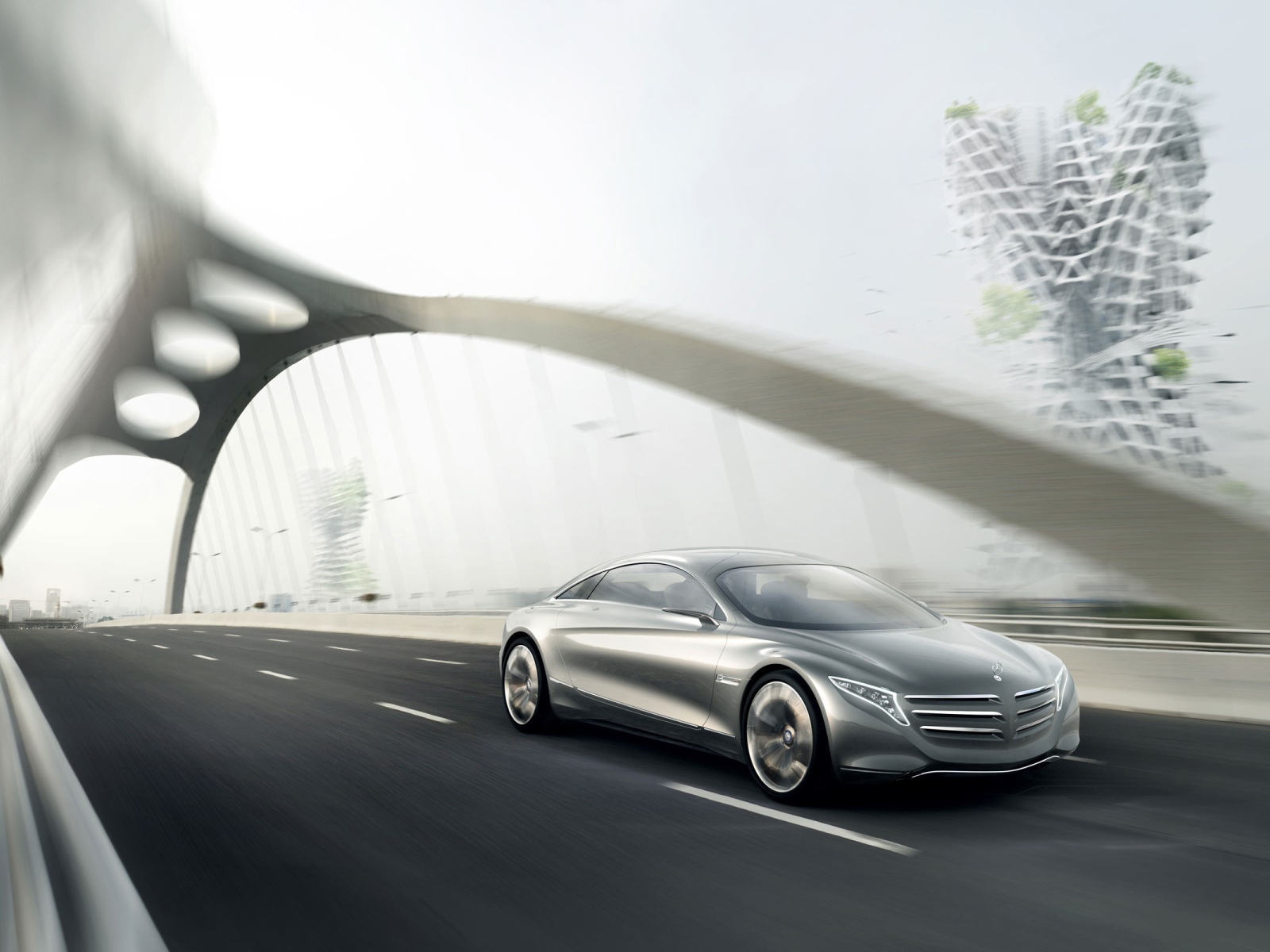 Мерседес едет по мосту