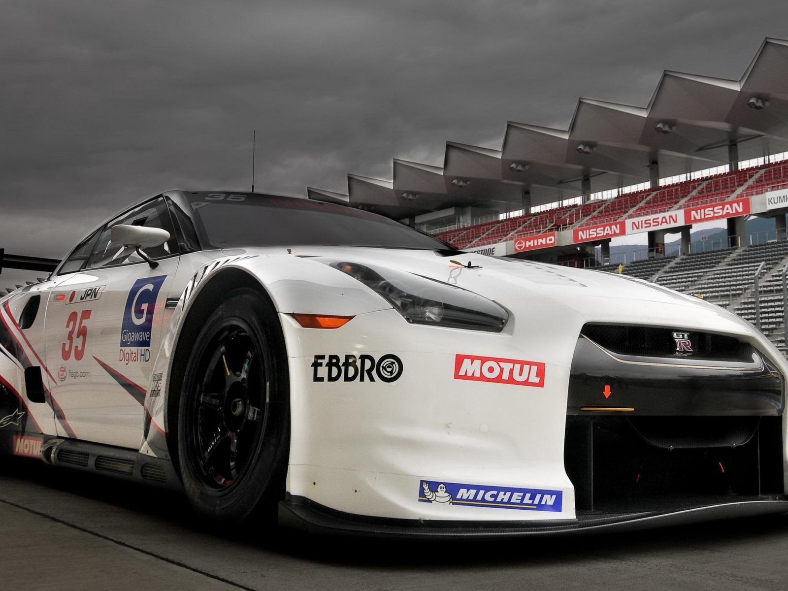 Автомобиль Нисан GTR