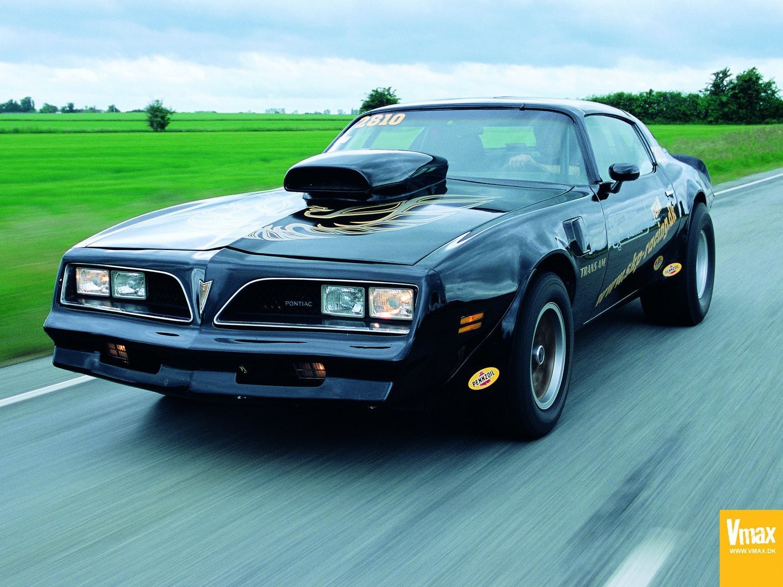 Pontiac на дороге