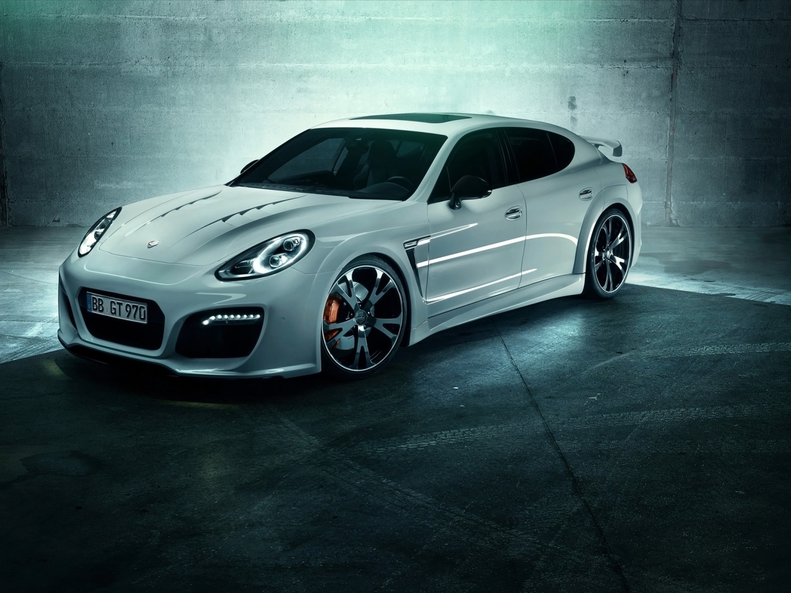 Белый Porsche Panamera Turbo S 2014
