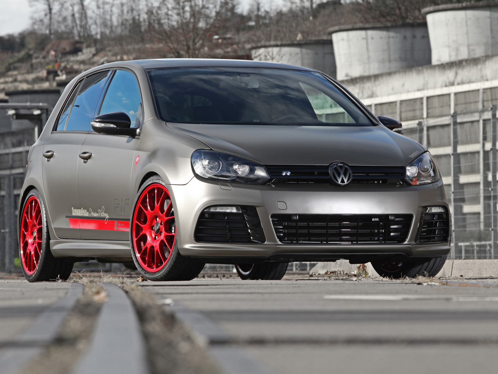 Фольксваген Гольф на стоянке