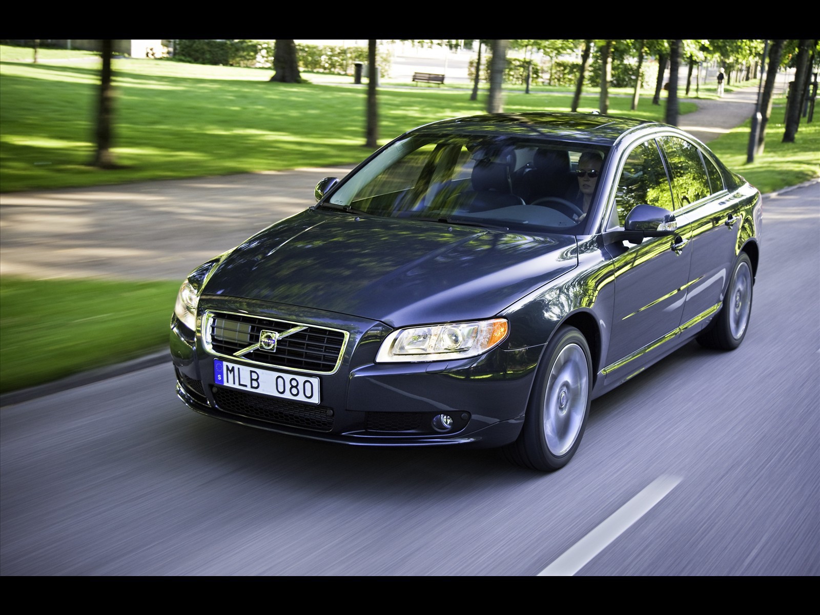Черный Volvo S80 на дороге