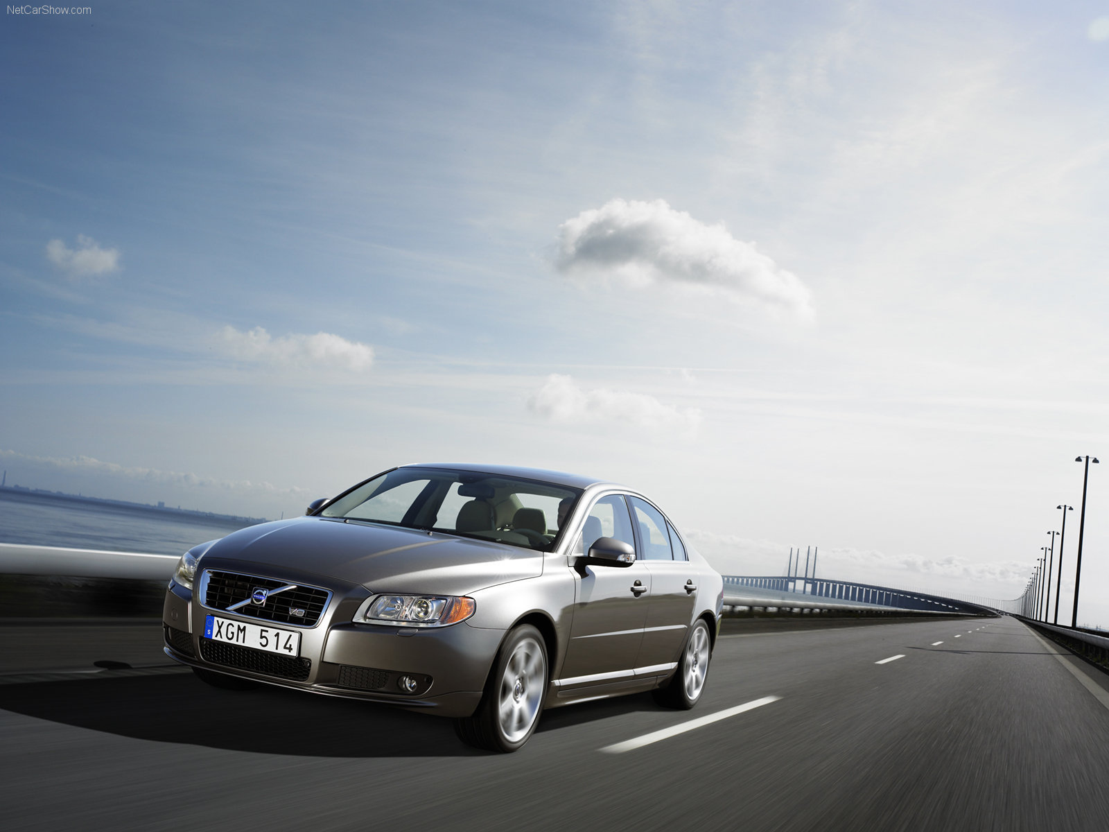 Серый Volvo S80 на дороге