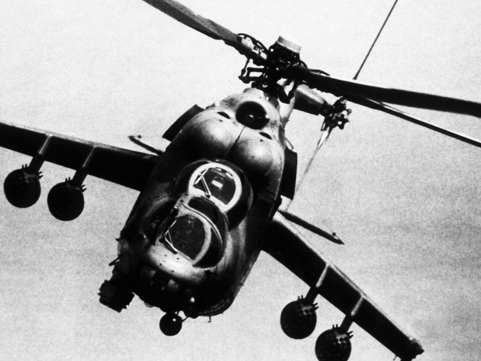 Боевой вертолет в полете