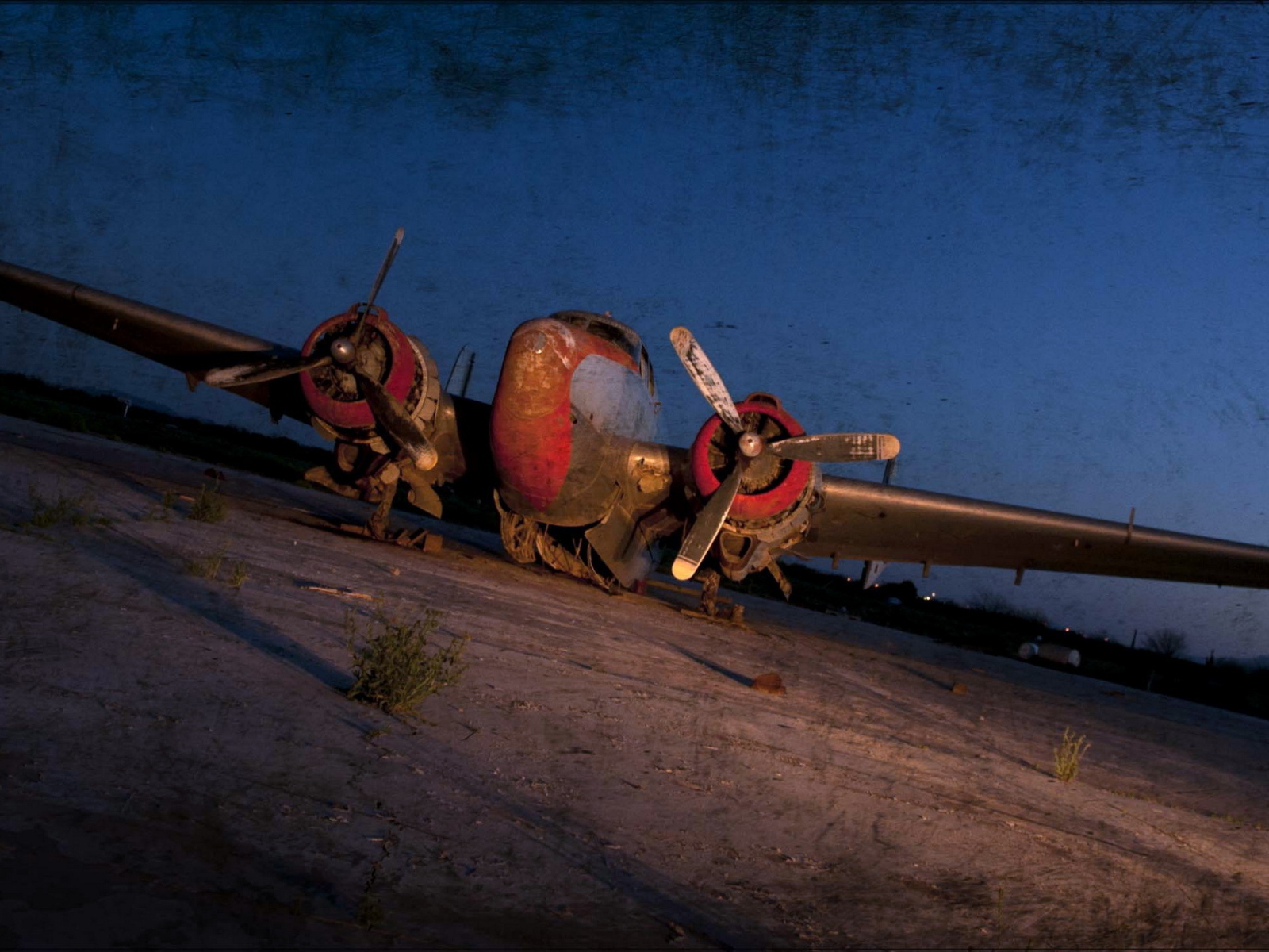 Старый самолет ночью