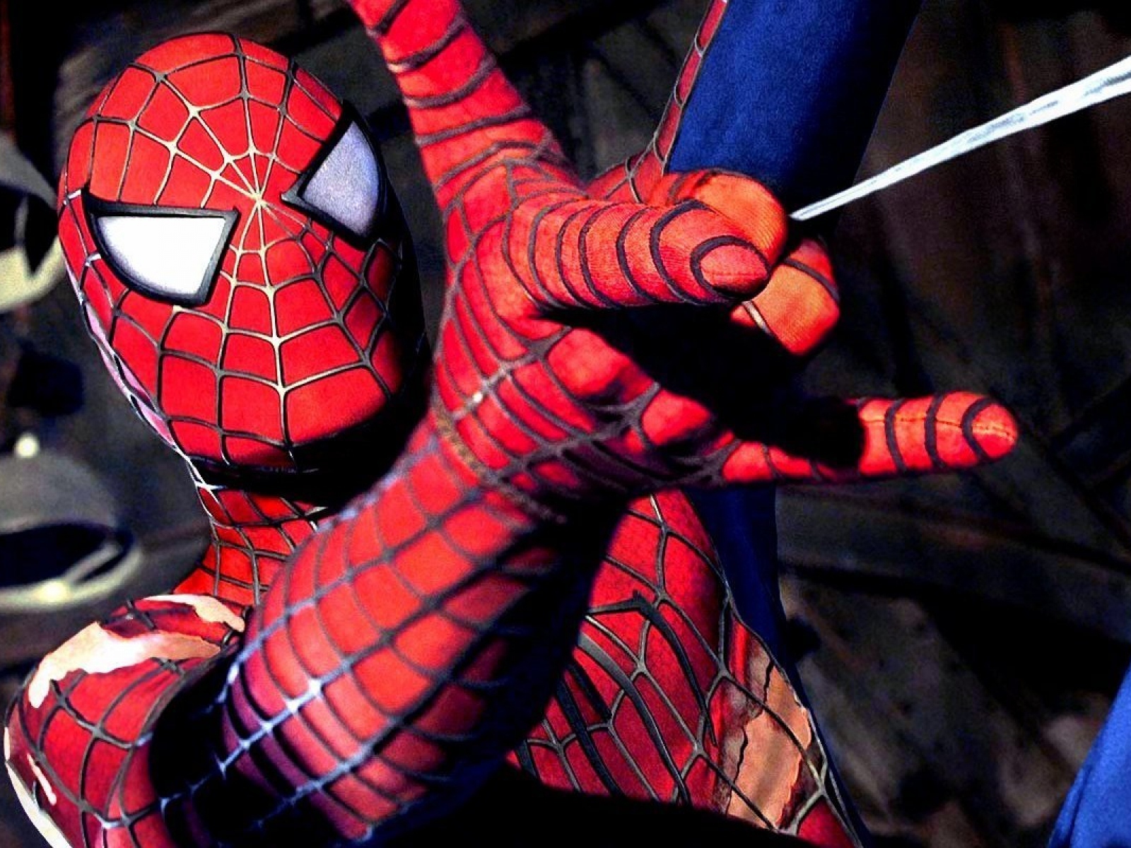 Человек-паук стреляет свою паутину