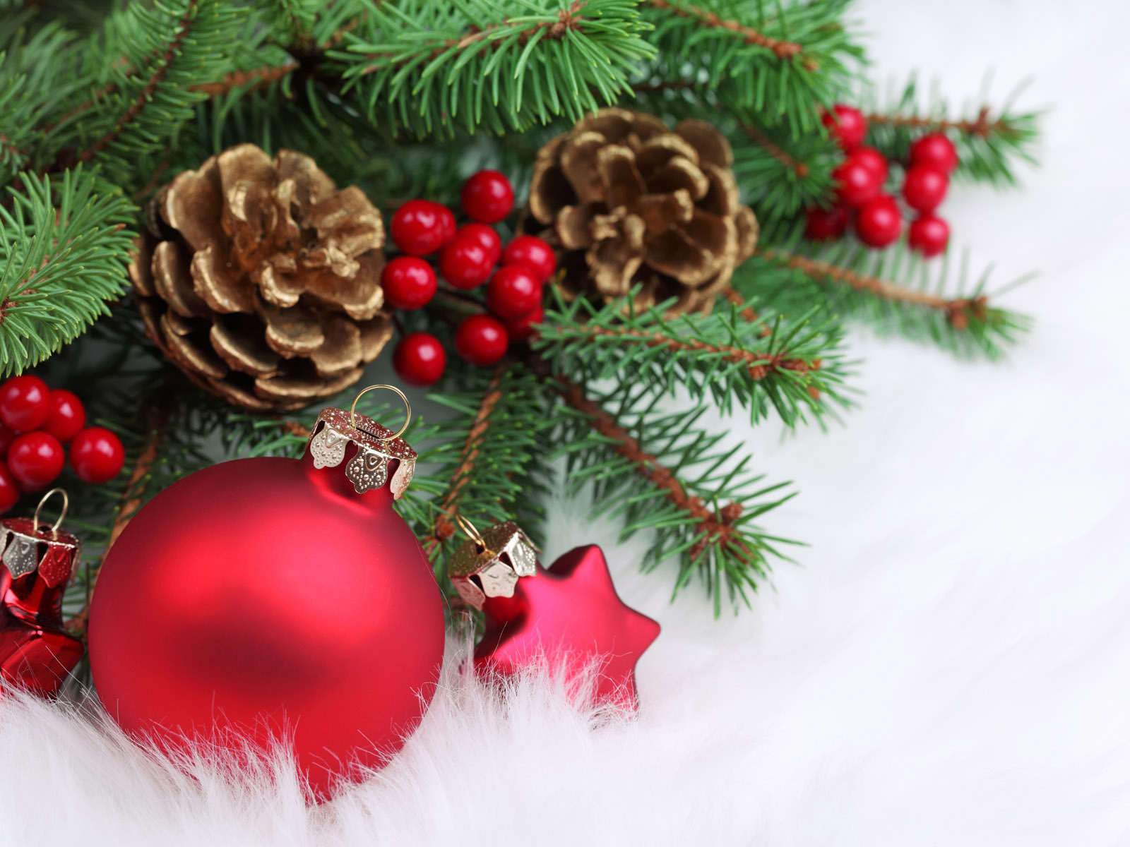 Композиция из ёлочных игрушек и шишек на рождество