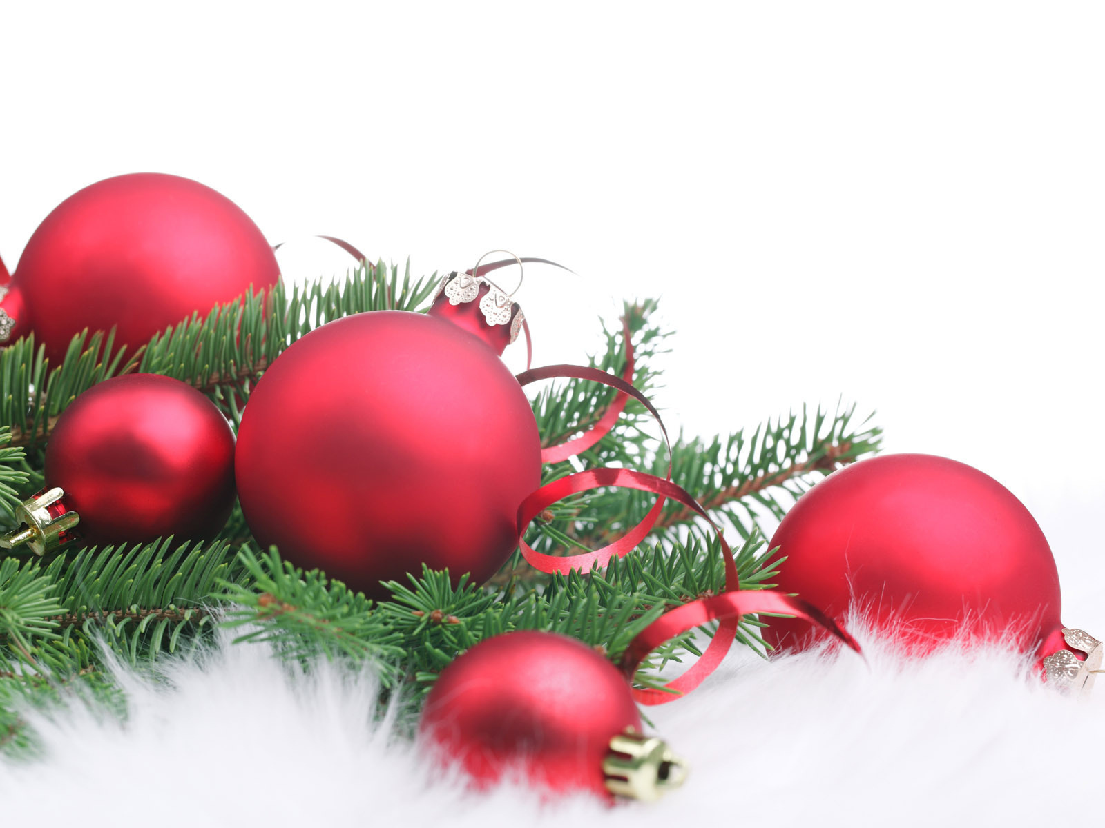 Композиция из ёлочных игрушек и хвои на рождество