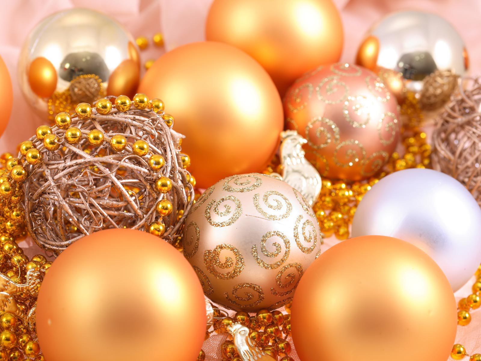 Ёлочные украшения на столе на рождество