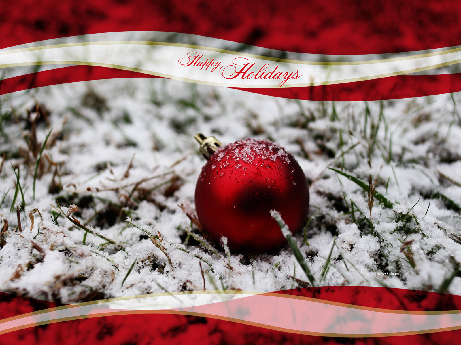 Красная ёлочная игрушка лежит на снегу на рождество