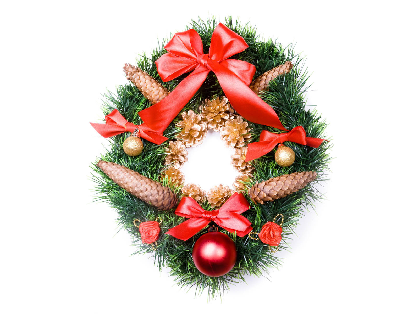 Венок с шишками на белом фоне на рождество