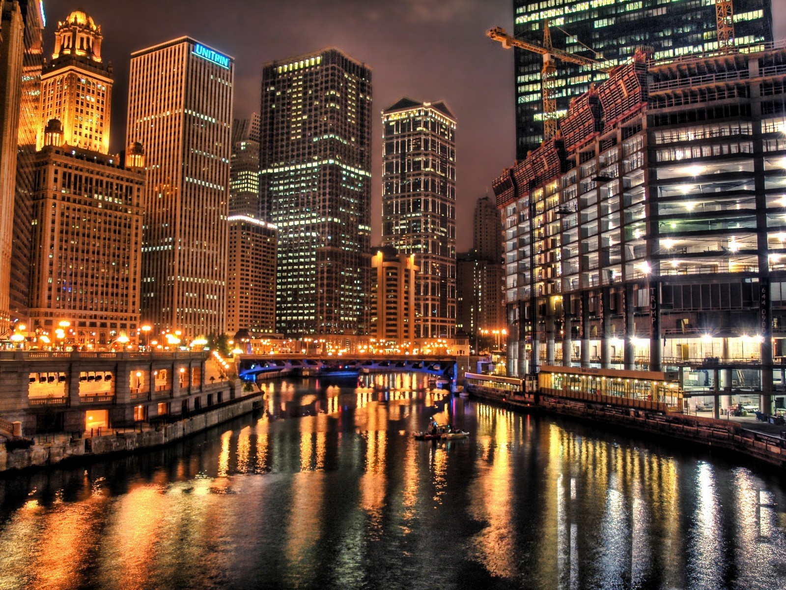 Небоскребы в ночном городе