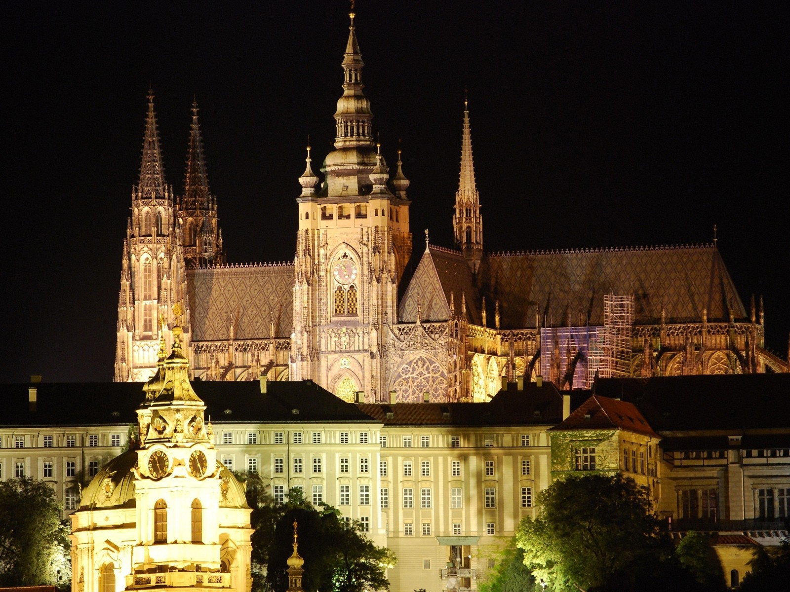 Архитектурный ансамбль с часами