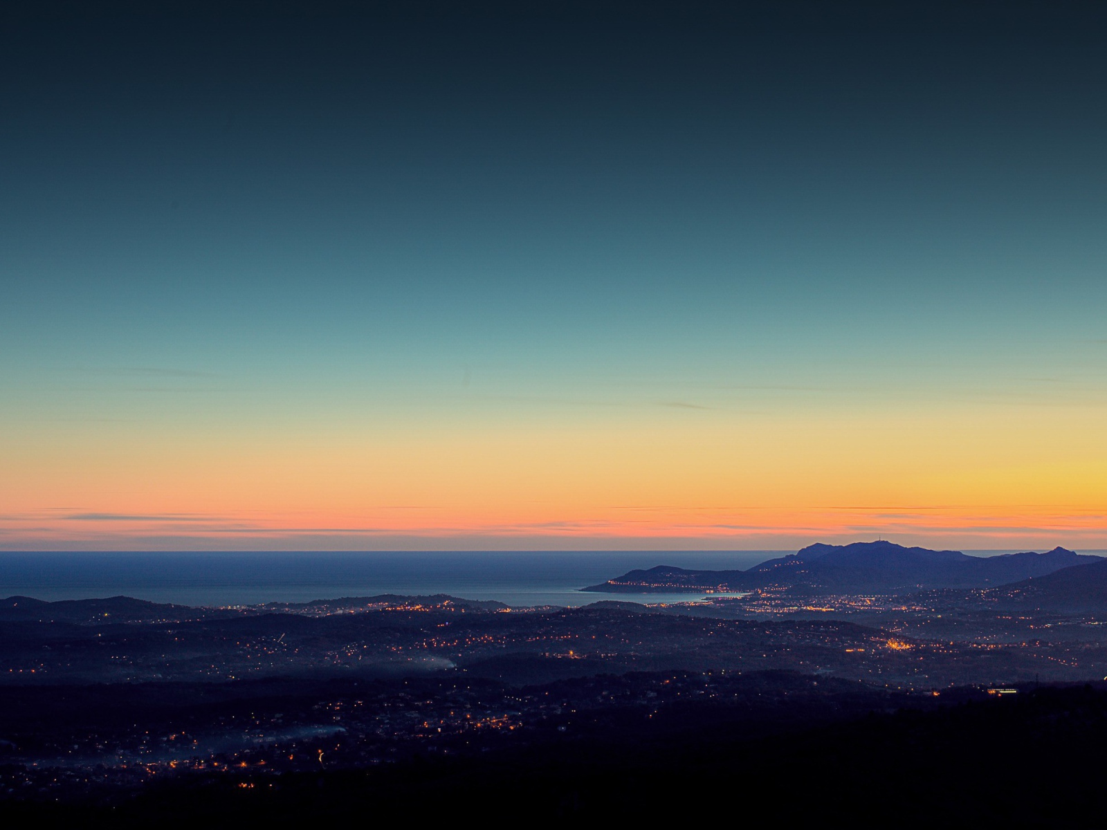 Вид вечернего города с горы