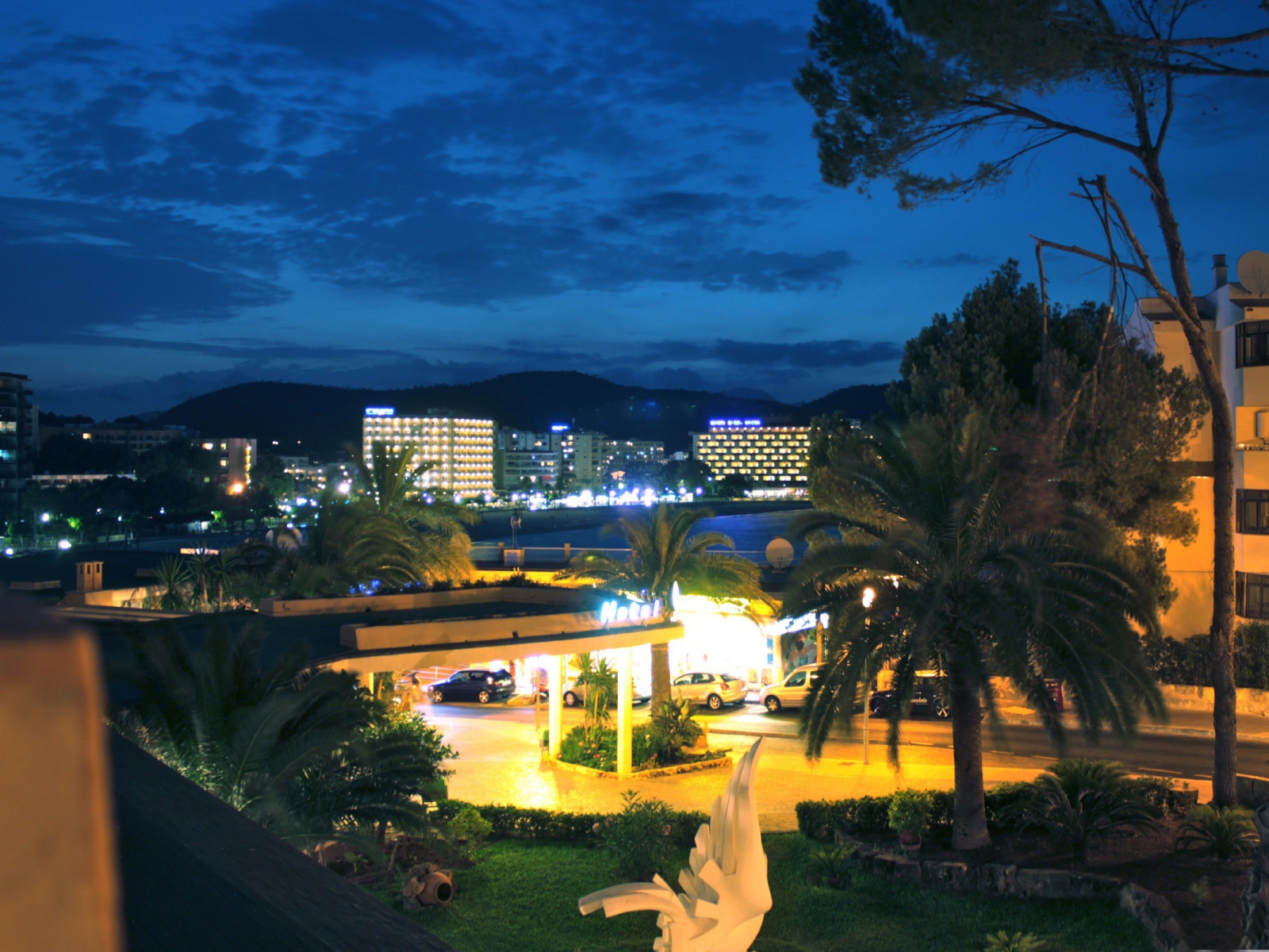 Курортный город ночью