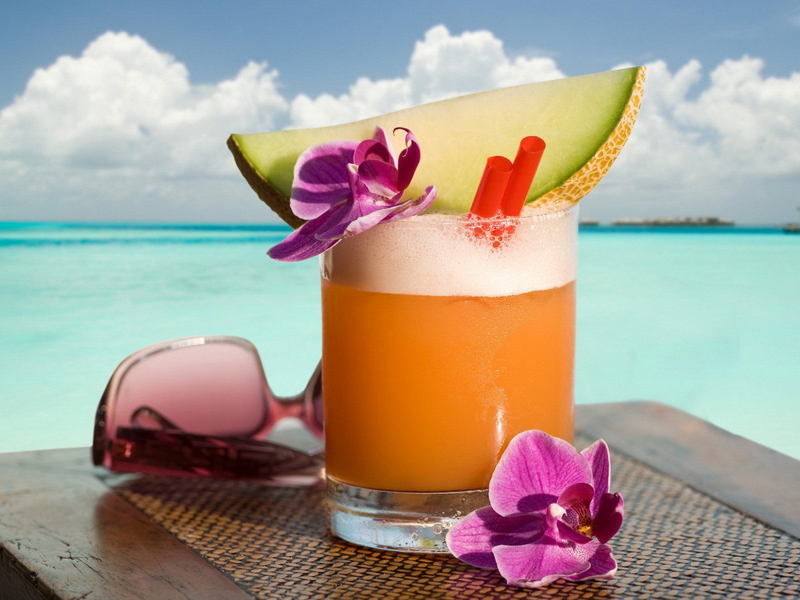 Коктейль и орхидеи