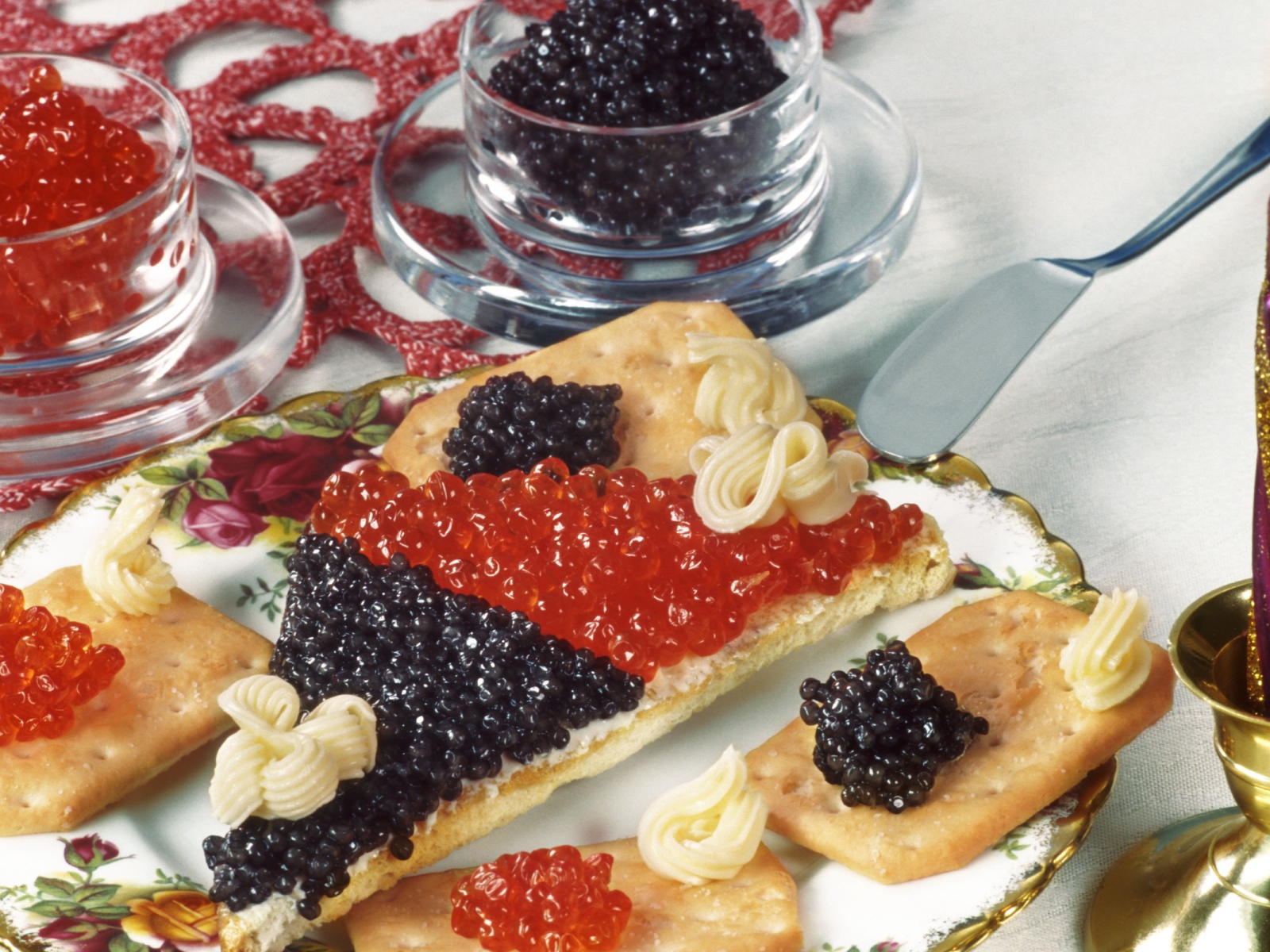 Бутерброд с черной и красной икрой икрой